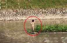 Cô gái trẻ mặc nội y bơi ra giữa sông Tô Lịch nhảy múa