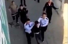 Trung Quốc: Bị truy nã, lái xe vào đồn cảnh sát đâm chết 2 người