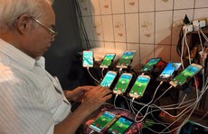 Cụ ông 70 tuổi gắn 11 điện thoại vào xe đạp để chơi Pokemon Go
