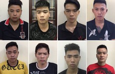 Gần 100 đối tượng giơ dao, kiếm lên trời thị uy, hò hét khi đi 'thanh toán' nhau