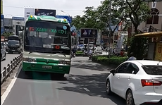 Xe buýt nghênh ngang chạy ngược chiều ở trung tâm TP HCM