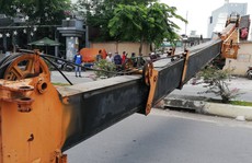 Kinh hãi xe cẩu đổ sập trên đường Phạm Văn Đồng