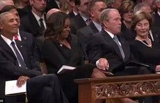 Ông Bush chia kẹo cho bà Obama trong lễ tang TNS McCain