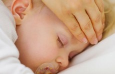 Cách sơ cứu cho bé bị co giật vì sốt cao