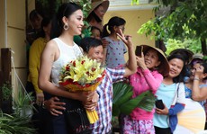 Hàng trăm người dân Hội An chào đón hoa hậu Trần Tiểu Vy