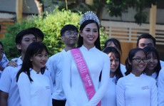 Hoa hậu Trần Tiểu Vy dự buổi chào cờ ở trường cũ