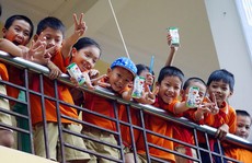 Băn khoăn chương trình sữa học đường