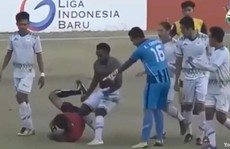 Trọng tài bị đá gục trên sân, bóng đá Indonesia hỗn loạn