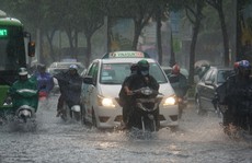 Mưa nhỏ cũng khiến đường vào sân bay Tân Sơn Nhất ngập lênh láng
