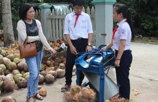 Máy bóc vỏ dừa 2 triệu đồng của hai học sinh lớp 8