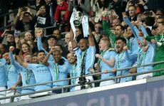 Cựu trung vệ tuyển Anh Lescott và Quang Hải nâng cúp Ngoại hạng Anh