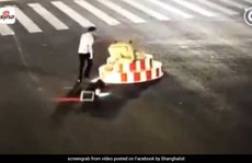 Mất kiên nhẫn vì đèn đỏ, người đàn ông phá đổ cột đèn giao thông