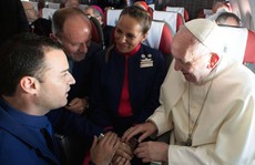 Giáo hoàng Francis chủ trì hôn lễ “lịch sử” trên máy bay