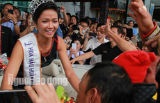 Hàng ngàn người dân chào đón Hoa hậu H’Hen Niê
