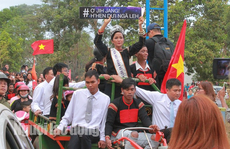 Chùm ảnh người dân đón hoa hậu H’Hen bằng xe máy cày