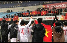 Clip: Khoảnh khắc chia vui xúc động của U23 Việt Nam với người hâm mộ
