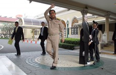 Thủ tướng Thái Lan 'nhường' hình nhân bìa cứng tiếp báo giới