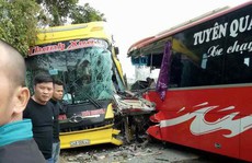 2 xe khách đấu đầu, hành khách hoảng sợ phá kính chui ra ngoài