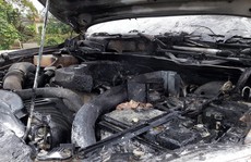 Xe bán tải Mazda BT50 đang chạy bất ngờ bốc cháy dưới trời rét