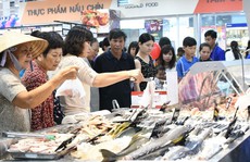 Siêu thị nghẹt người, chợ vắng khách