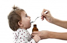 Những sai lầm cha mẹ thường mắc phải khi cho trẻ dùng thuốc