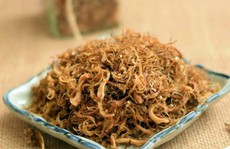 Ruốc nấm gợi nhớ tuổi thơ trên triền đê đầy cỏ