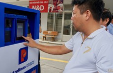 Khách tự đổ xăng và thanh toán bằng thẻ tại 11 cây xăng ở TP HCM