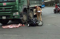 Xe máy va chạm với xe tải, cháu bé 2 tuổi văng xuống đường tử vong