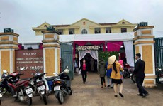 Chủ tịch xã giải thích gì về việc tổ chức đám cưới con cán bộ ngay trụ sở?