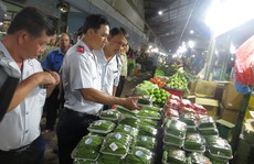 Kiểm tra an toàn thực phẩm ở chợ đầu mối Thủ Đức lúc rạng sáng