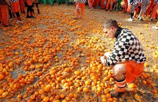 Cuộc chiến ném cam và 10 lễ hội 'quái đản' nhất thế giới