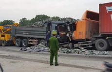 Xe tải chở đá đi sai làn đấu đầu kinh hoàng với xe container