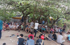 Hơn 100 người làm chuyện phi pháp trong bãi đất trống ở quận Bình Tân