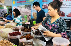 Mua sắm hàng Tết vào cao điểm