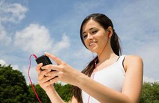 Đeo tai nghe thường xuyên có thể làm mất thính lực