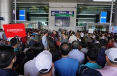 Ngàn người vật vạ ở sân bay Tân Sơn Nhất chờ đón Việt kiều