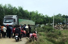 Dân vây xe tải nghi chở hóa chất độc hại vào nhà máy ngày cận Tết