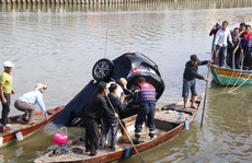 Vớt được thi thể gia đình 3 người lao xe xuống sông Hoài