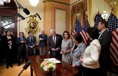 Ông Donald Trump xuống thang