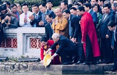 Tổng Bí thư, Chủ tịch nước thả cá chép tiễn ông Táo ở Hồ Gươm