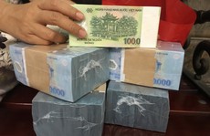 Nhân viên ngân hàng nháo nhào tìm nguồn tiền mới đổi cho khách quen