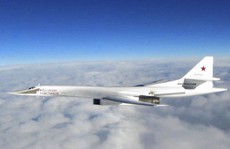 Cặp máy bay ném bom Tu-160 của Nga đại náo bờ biển Bắc Mỹ