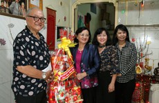 Lãnh đạo Thành ủy TP HCM thăm và chúc tết nghệ sĩ