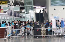 Sân bay Nội Bài tiếp tục hạn chế người nhà đưa tiễn