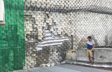 Tường thành treo trên nhà dân chực chờ đổ sụp