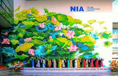Check-in với tranh sen 'siêu đại' tại sân bay Nội Bài