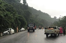 Tai nạn liên hoàn khiến 4 ôtô hư hỏng, 4 người bị thương