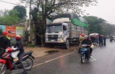 Tông vào xe tải đỗ bên đường lúc mưa phùn, người phụ nữ đi xe máy tử vong