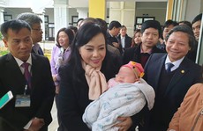 Bộ trưởng Nguyễn Thị Kim Tiến chất vấn cán bộ tiêm chủng trước khi tiêm ComBE FIVE