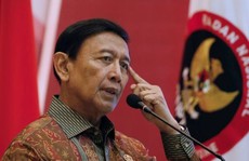 Vừa xuống xe, Bộ trưởng An ninh Indonesia bị đâm thẳng vào bụng